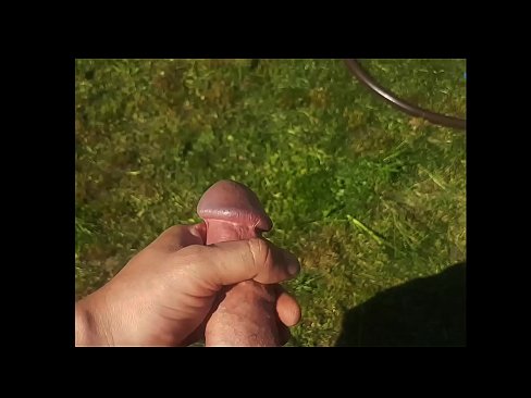 ❤️ Keçika germ di bexçeyek havînê de pisîka xwe ya pembe diqelişe û bi şuştinê dixe. ❤ Super porno li ku.virtsextor.ru