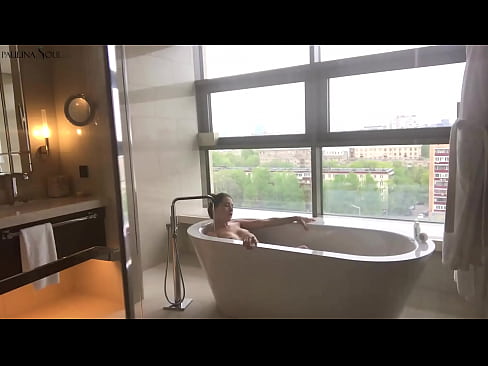 ❤️ Pitikek mezin Bi dilgermî pizika xwe di serşokê de dihejîne ❤ Super porno li ku.virtsextor.ru