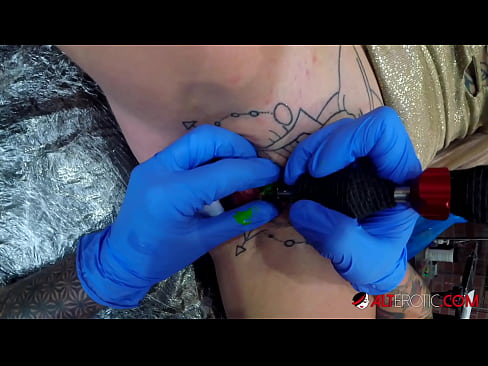❤️ Keçika pir tattookirî Sully Savage tattooek li ser klîtorê xwe kir. ❤ Super porno li ku.virtsextor.ru